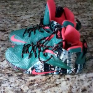 Nike LeBron 12 "Christmas"
